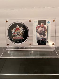 Colorado Avalanche- Joe Sakic autographed puck
