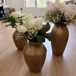 Golden decoration vases with baby breath and tulip bouquet. Big size lantern