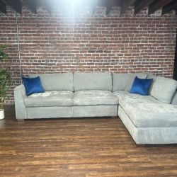 Delivery Available Thomasville gray sectional sofa couch retails 2000