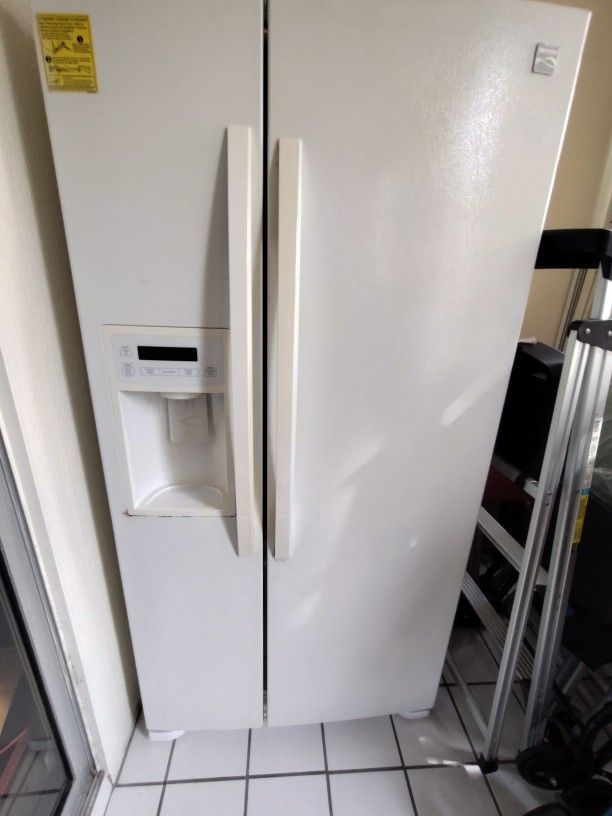 Kenmore Fridge With Working Ice maker And Water Dispenser 