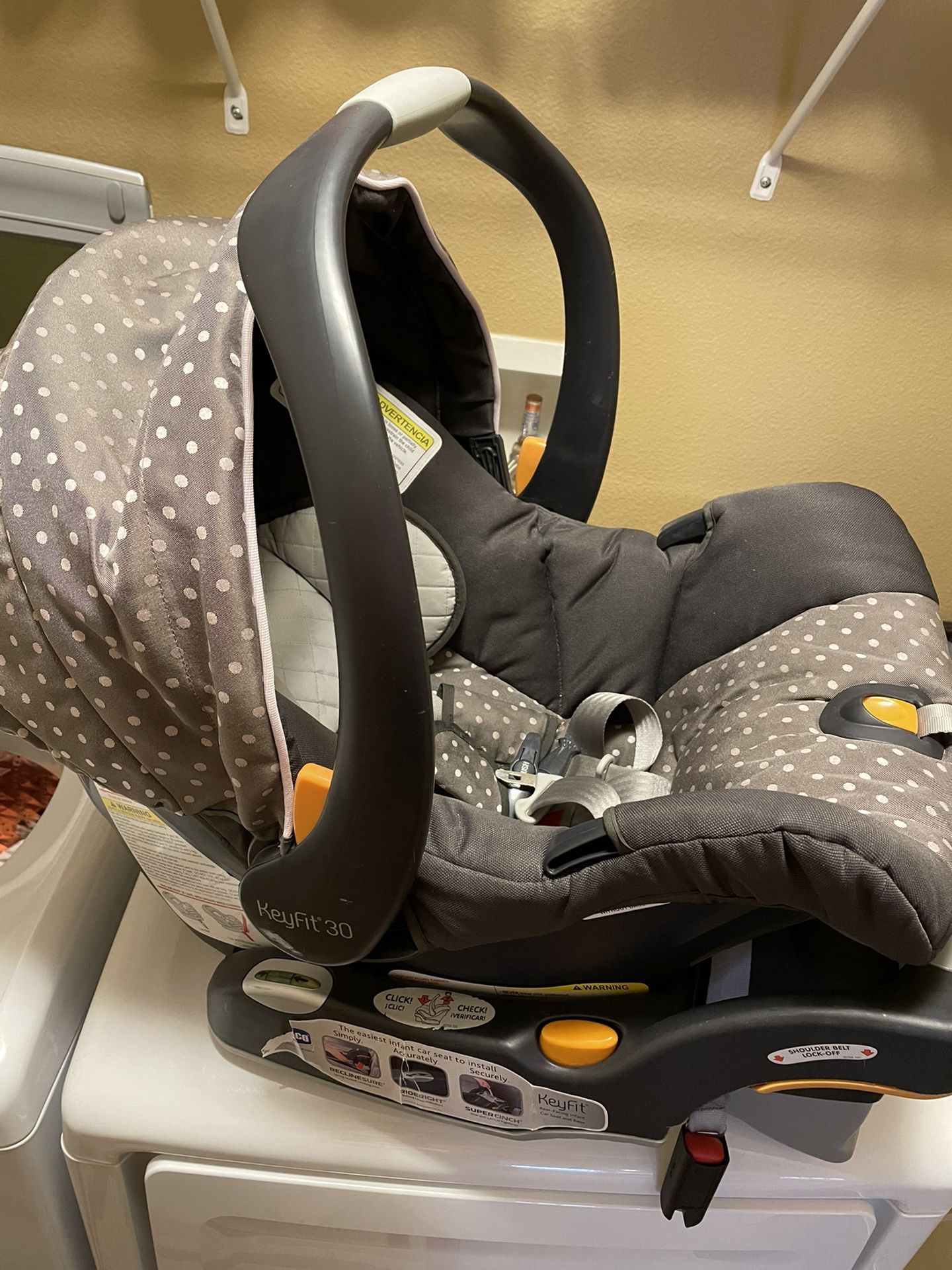 Detachable Infant Car Seat With Two Bases Up To 30lb. Great deal Great Condition!