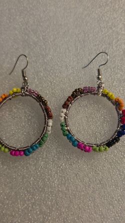 Rings with multicolored chaquira flowers.