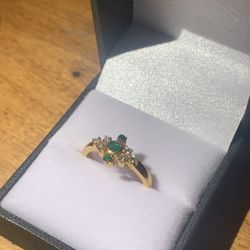 18k Gold Ring With Emerald And Diamonds