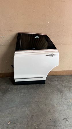 (554) 17-25 Cadillac Xt5 Left Rear Door 2017 2018 2019 2020 2021 2022 2023 2024 2025