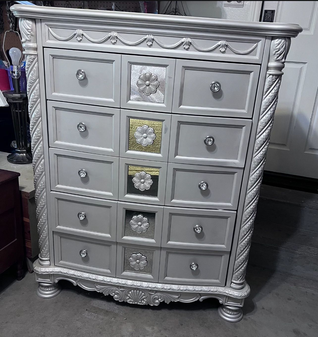Clothes chest. Silver Finish, made by Ashley Furniture in excellent condition. Hablo español y hago entrego