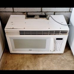 MICROWAVE OVEN 110V EXCELLENT CONDITION AND VERY CLEAN 