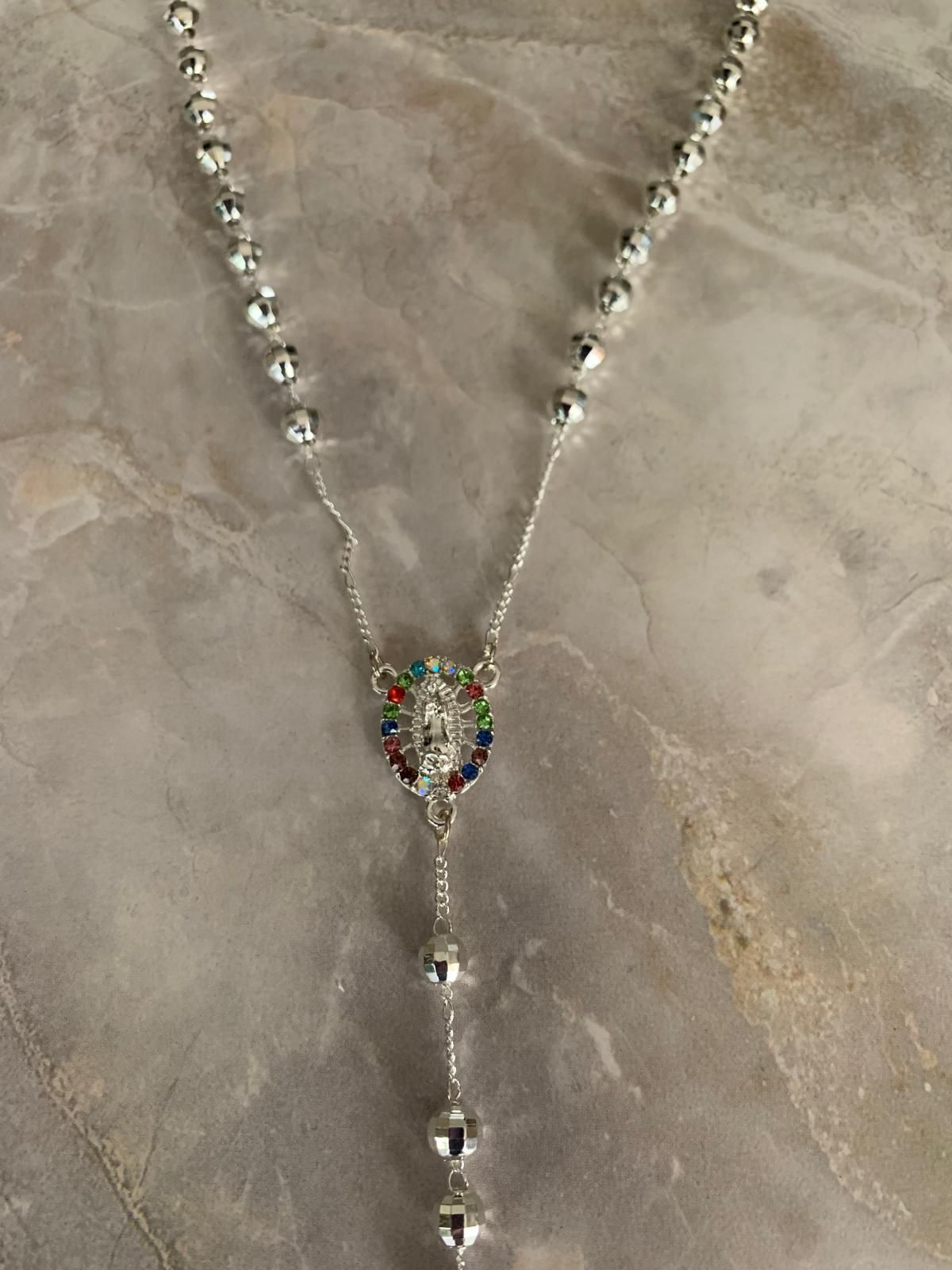 Rosario en Oro blanco con pedrería de colores