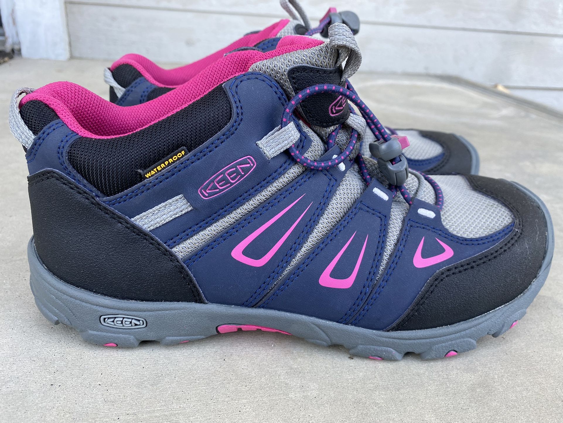 Brand NKeen Oakridge Mid WP Shoe Youth Size 6 Kids