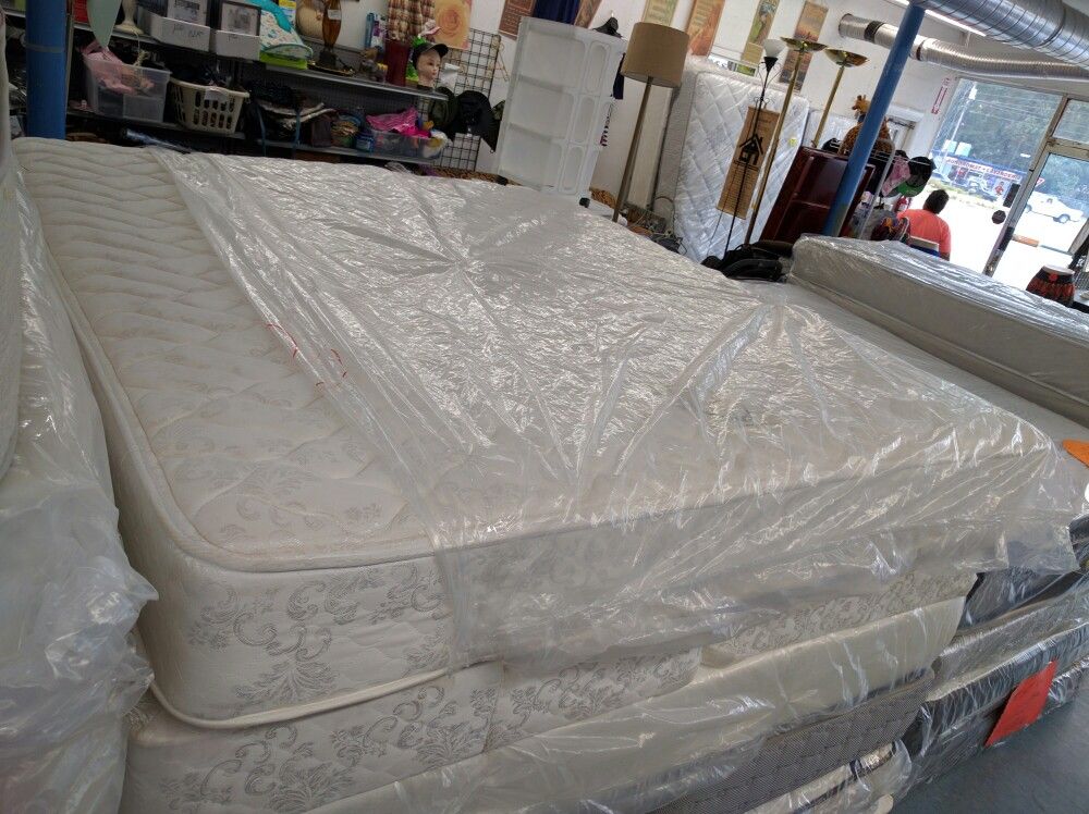 10" doublesided firm Sealy posturepedic King mattress with Box Spring Great condition for Sale
