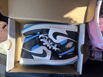 WMNS AIR JORDAN 1 MID WHITE/BLACK-UNIVERSITY BLUE