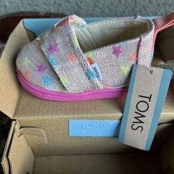 Girls Toms Shoes Size: 4