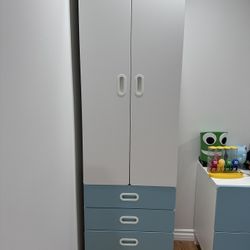 Closets With Drawers 