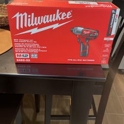 Milwaukee M12 Compact 1/4 Hex Impact Driver Kit