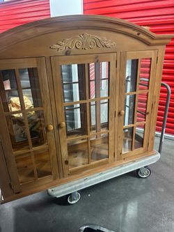 Hutch and dinning room table 6 chairs