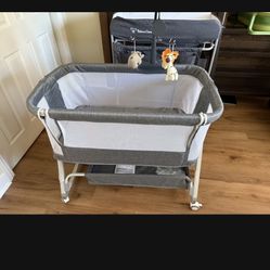 Baby Bassinet Bedside Crib, 3 in 1 Baby Bassinet Bedside Sleeper with Musical Toy, Adjustable Portable Crib All Mesh Bedside Bassinet with Storage Bas