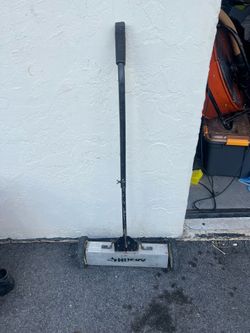 Husky 18” Magnetic Sweep
