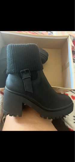 Cute black boots size 5 1/2