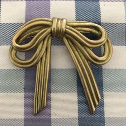#####•••Vintage•••1980s”BOW-TIE” Gold tone Lapel PIN######