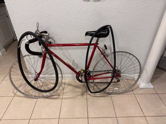 Vintage univega road bicycle . Need a tires .