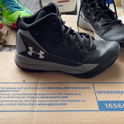 Boys under armor Basketball Shoes Size 4
