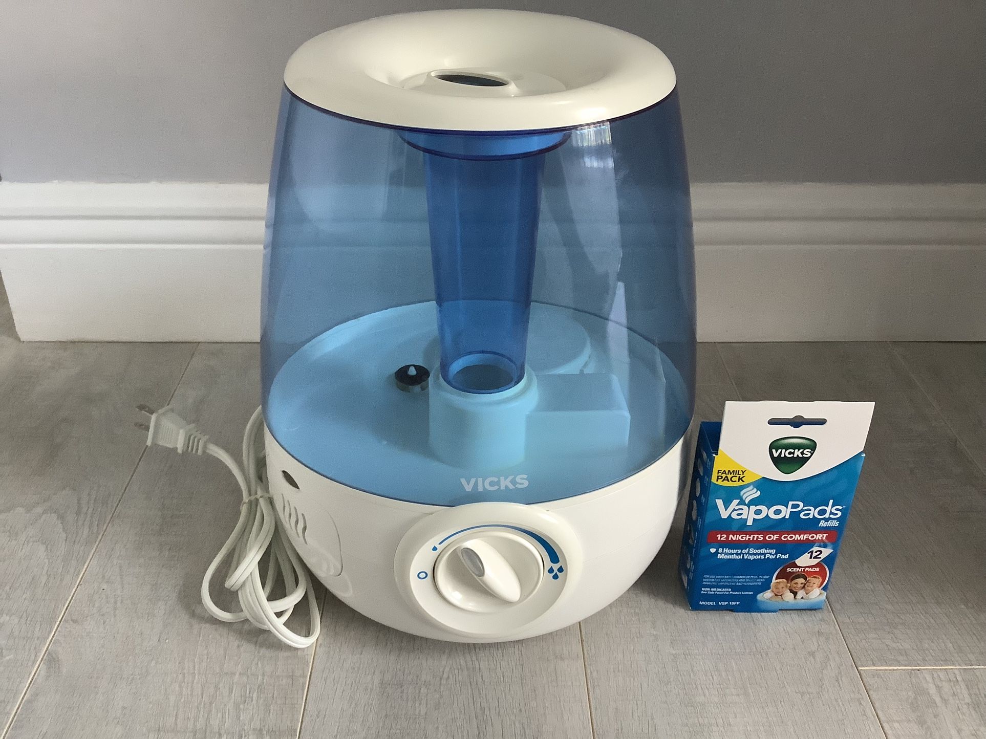Vicks Filter-Free Cool Mist Humidifier, V4600, White W/Vicks Vapo Pads included Free-NEW
