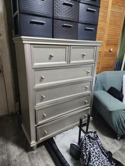 6 drawer Dresser in gray