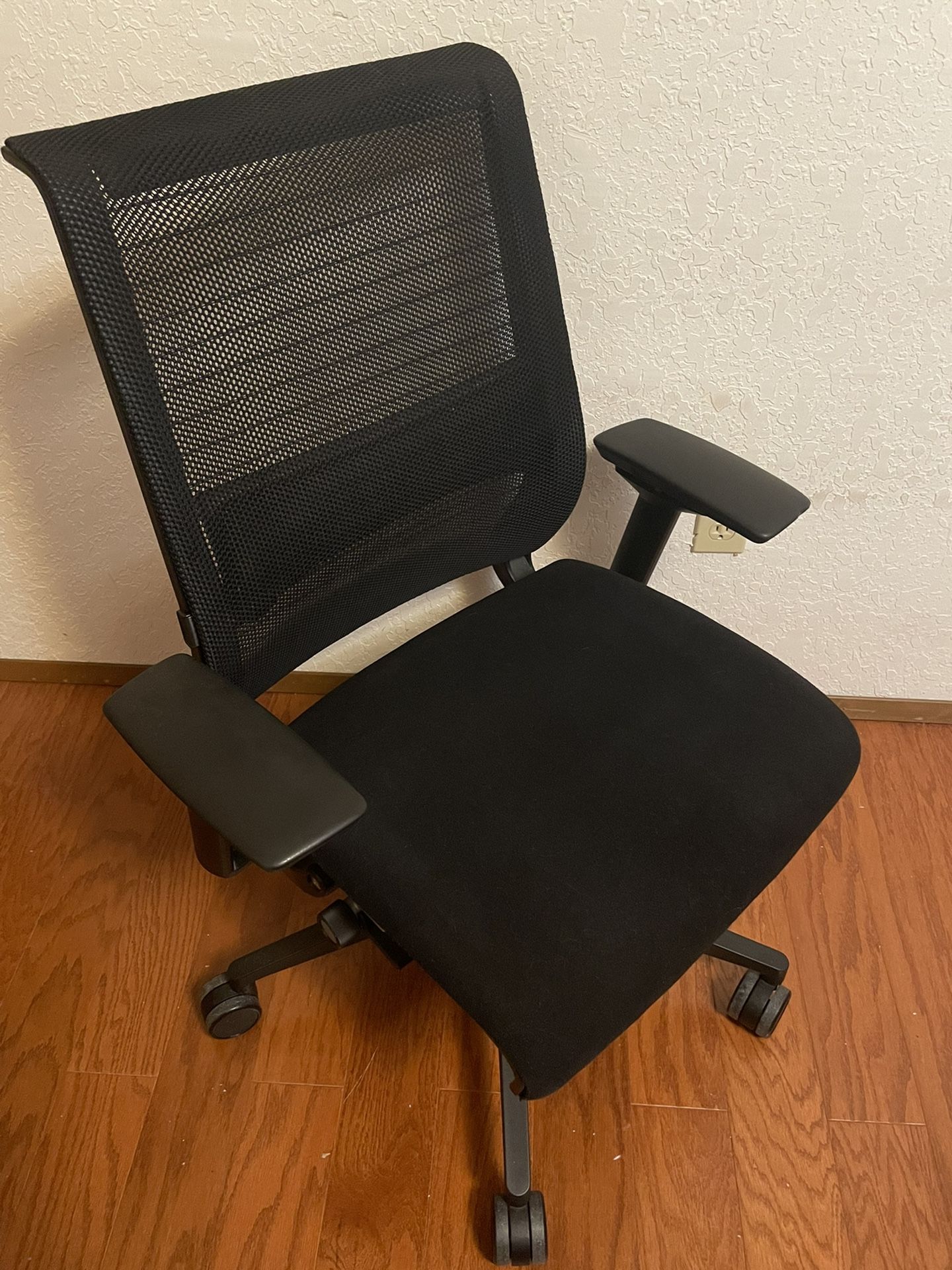 Steelcase Think V1 Mesh Ergonomic Adjustable Rolling Office Desk Chair