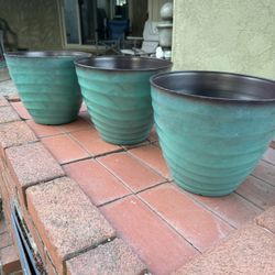 Set Of 3 Plastic Planters