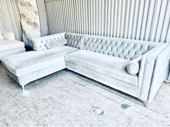 Elegant Upscale Gallerie Sectional Sofa w/Crystal Encrusted Tufting & Large Storage Area