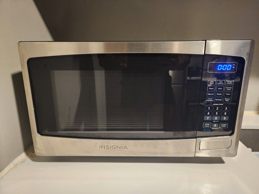 Insignia 0.9 cu ft Stainless Steel Microwave – Excellent Condition