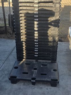 42X30 Nestables plastic pallets Solid tops
