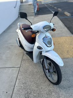 Kymco People 150cc Moped Scooter 