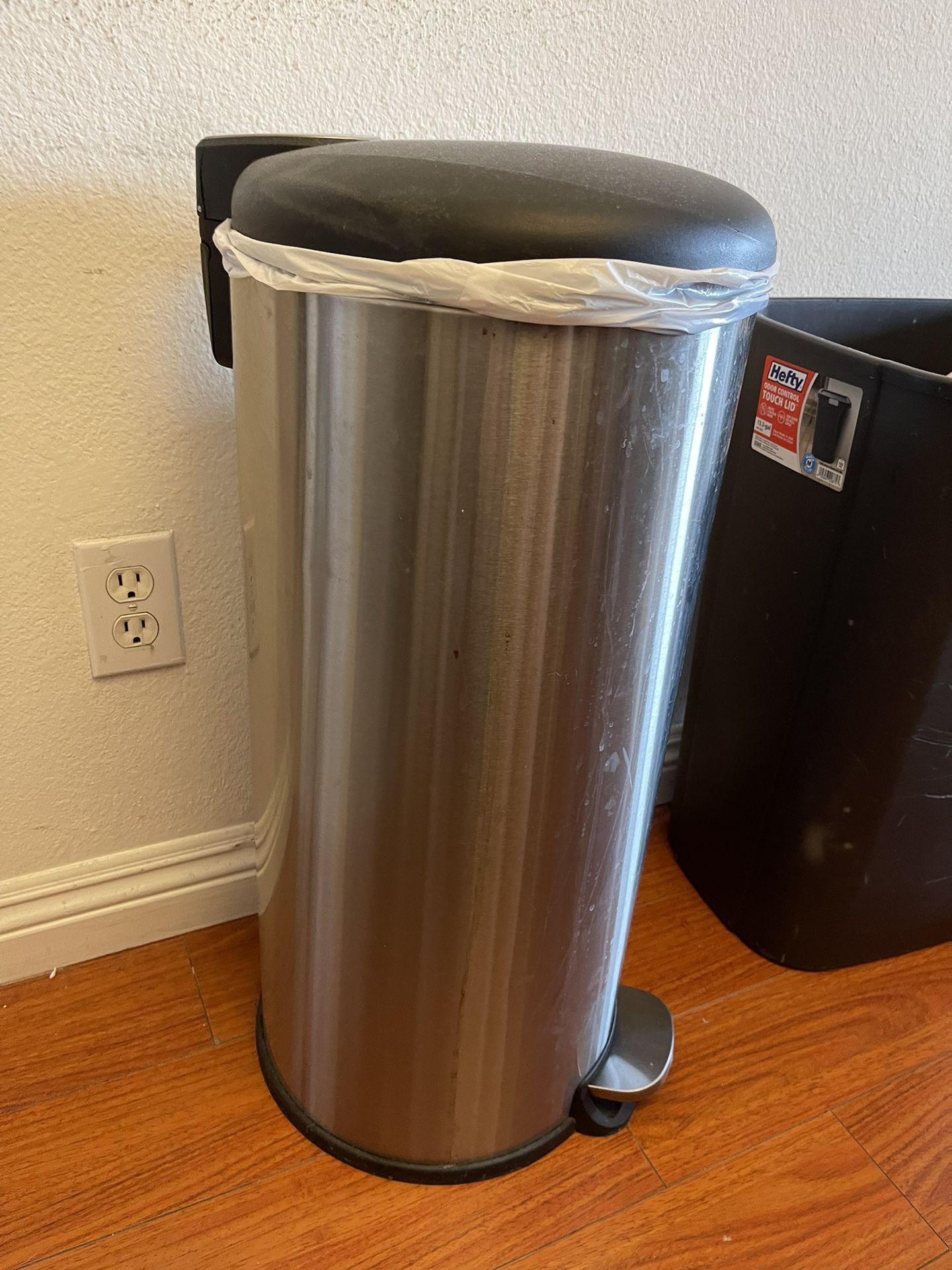 Tall kitchen trashcan - Stainless Steel, Foot Pedal Lid - Clean