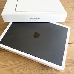 Apple 2023 MacBook Air 15- Inch M2 8GB/256 SSD Like New 