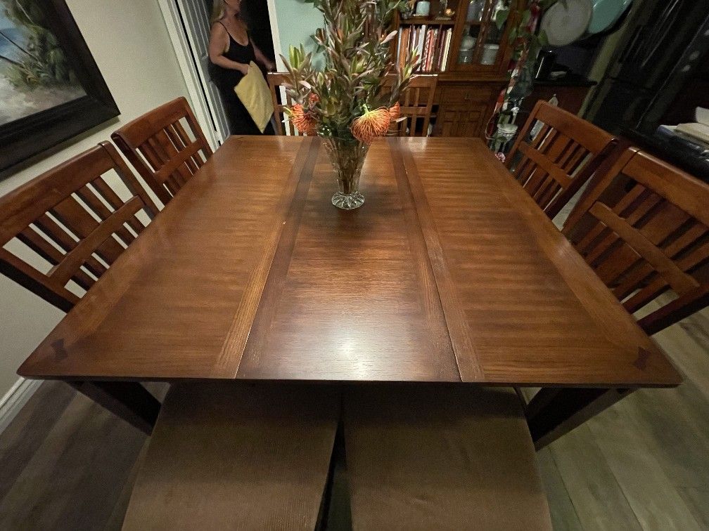DINING TABLE WITH 8 CHAIRS