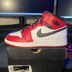Jordan 1 Mid Chicago 2020 Size 7Y