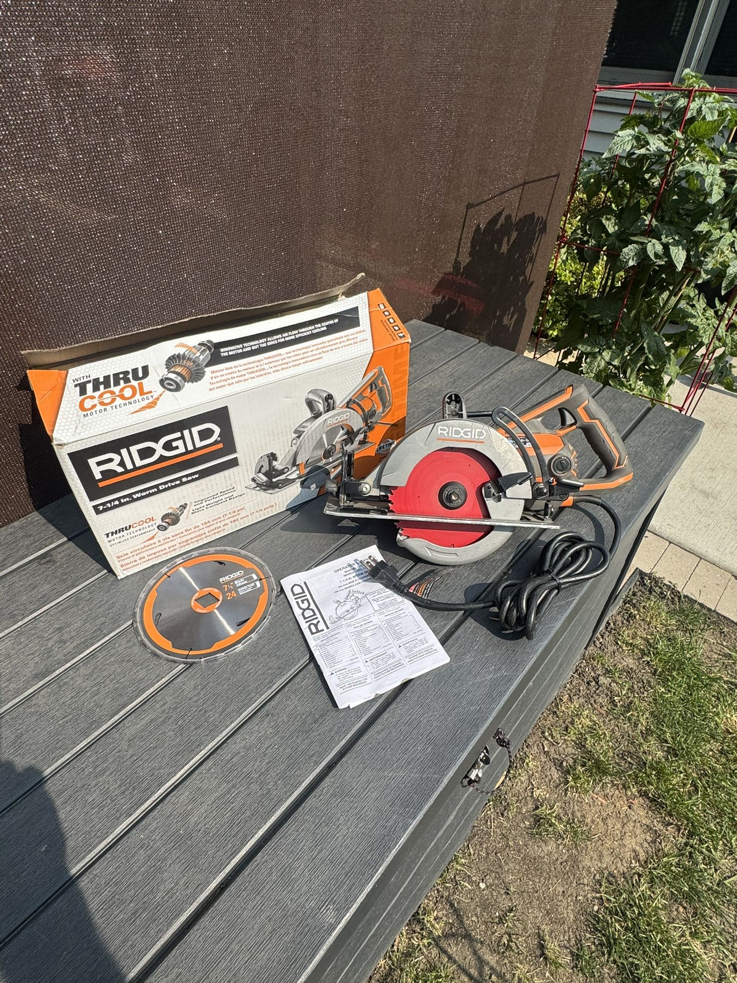 Ridged 15 Amp 7-1/4” Worm Drive Circular Saw (R32104)