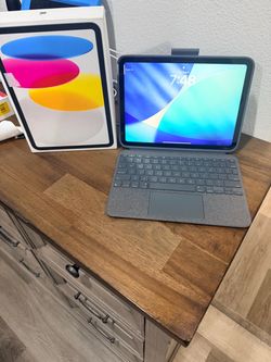 Apple iPad a16 perfect condition with Logitech keyboard case