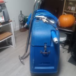 CHEYENNE 2 CARPET CLEANER WITH WANDS TO CLEAN CARPETS AND SOFAS .