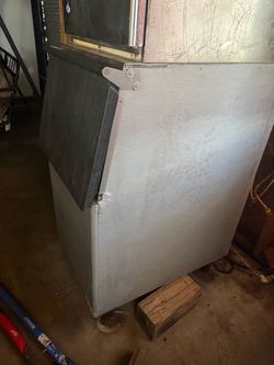 Ice maker bin