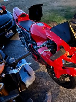 Red Sport Honda 2005 600Cc CBR Motorcycle