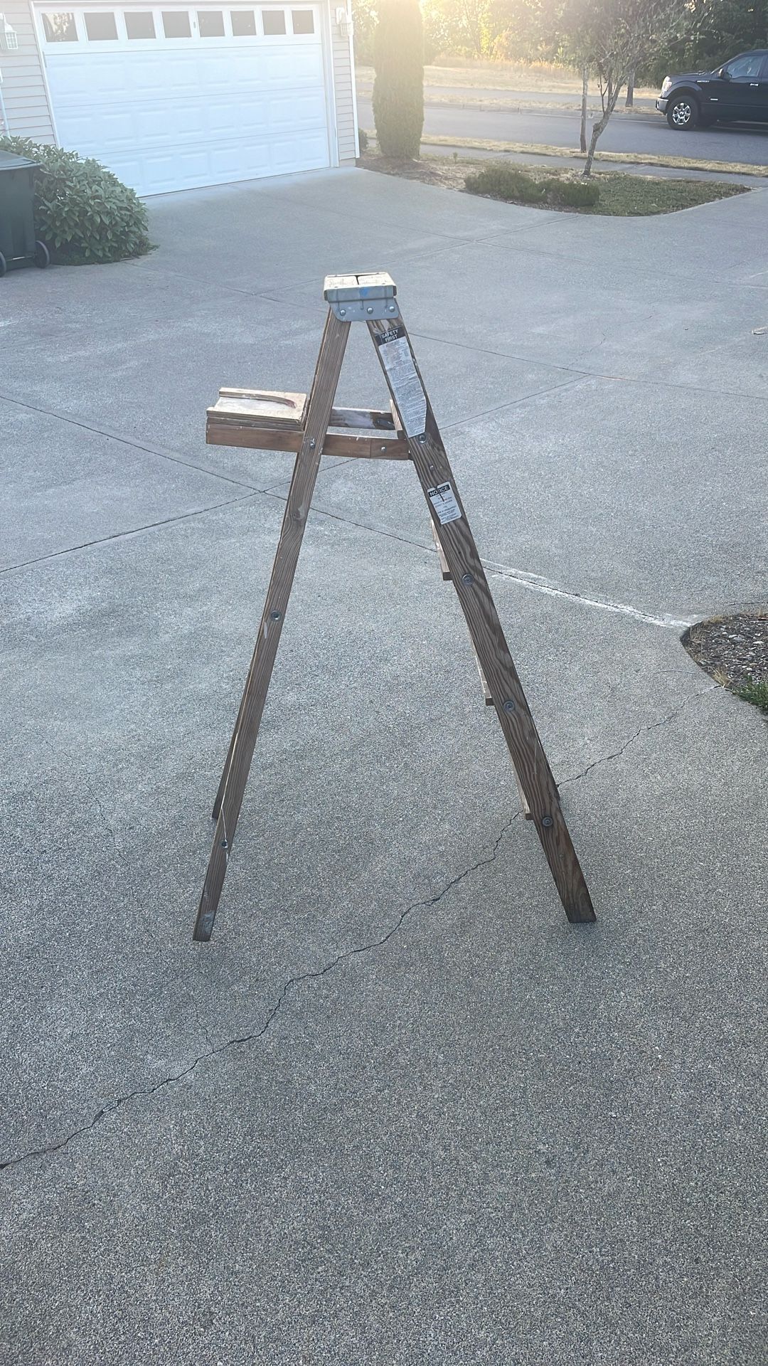Type III Household Wood Ladder 5 Feet Painting
