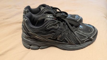 Mens 8.5 Black New Balance