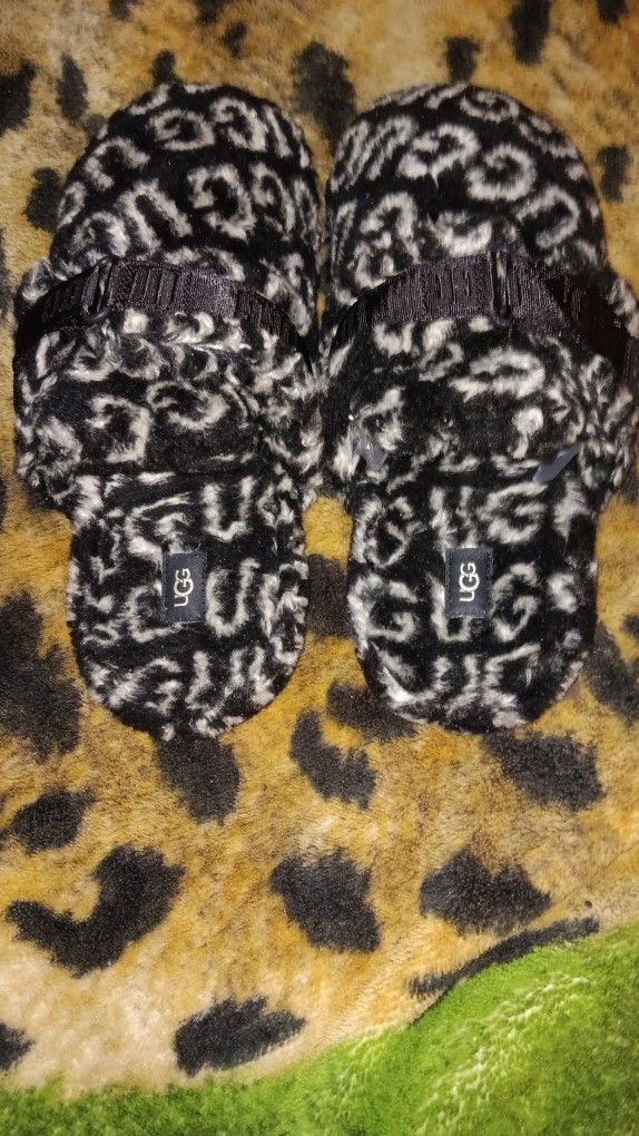 UGGS SLIPPERS SIZE 11-12....