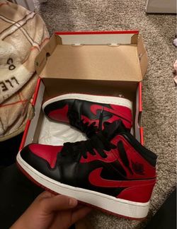 Air Jordan 1 Mid Bred Sneakers