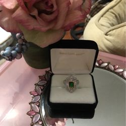 Gorgeous ! Sterling Silver Victorian Ring With Green Emerald Center Stone & Surrounding White Sapphire Diamond Stones 