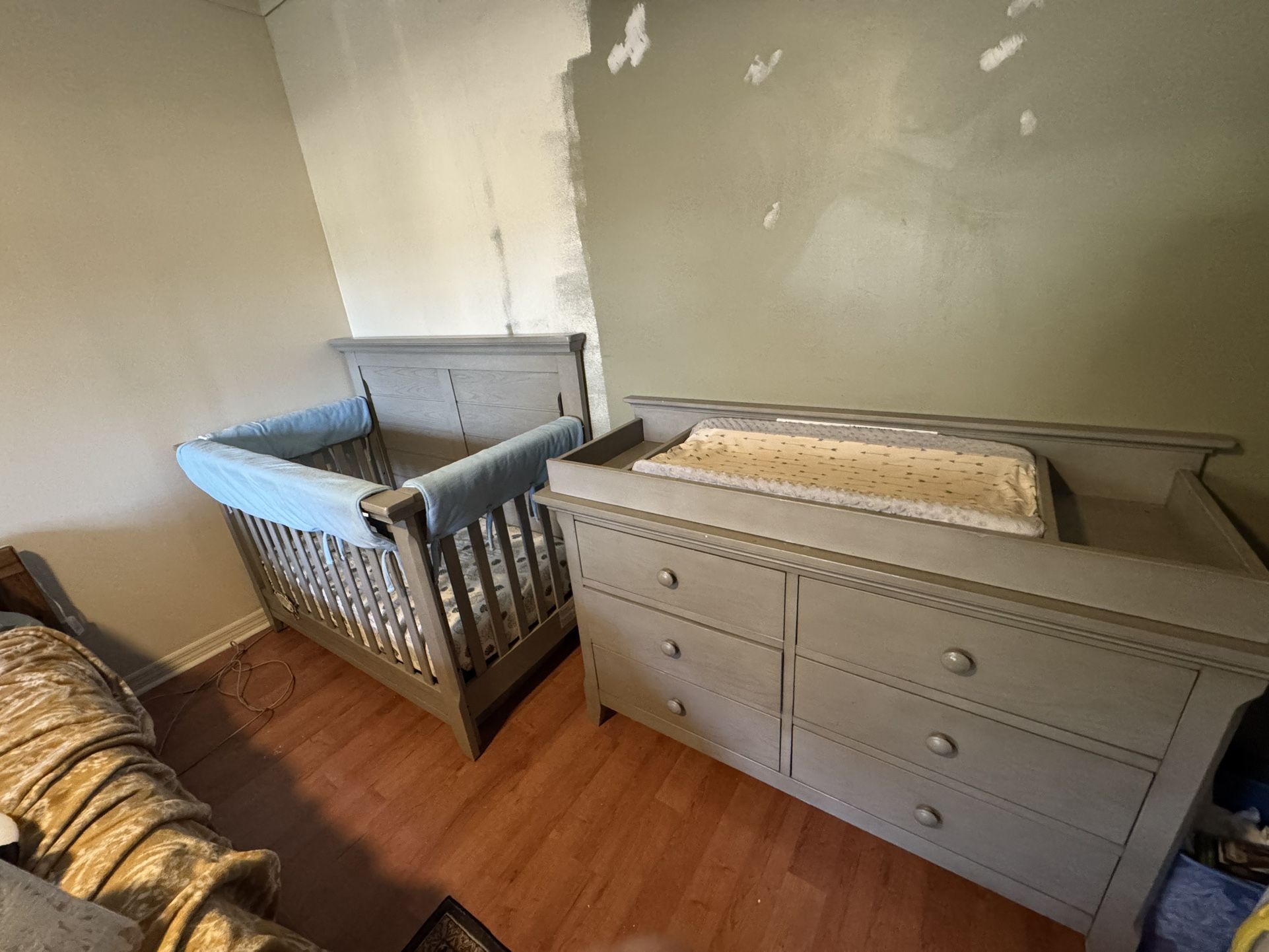 Baby crib X dresser combo