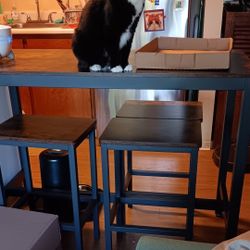 Counter Height Bar Table & 4 Stools - Like New!