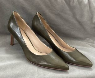 Women’s Nine West olive green pointed toe pumps in size 7 medium