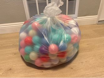 Ball pit with balls / alberca de pelotas